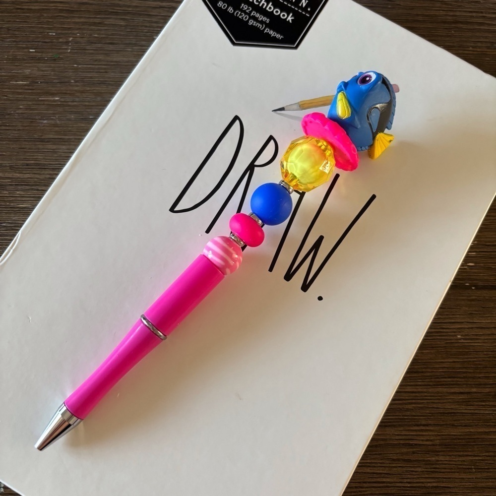 Disney Doorables: Finding Nemo: Dory handmade beaded pen - Picture 3 of 3